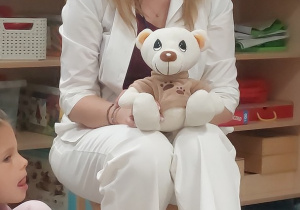 Logopeda z misiem Lulusiem opowiada bajkę logopedyczną