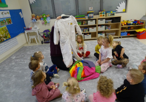 dzieci oglądają rekwizyty pszczelarskie