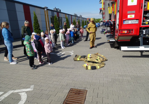 strażacy pokazują sprzęr