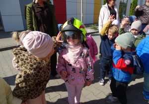 dzieci przymierzają hełm