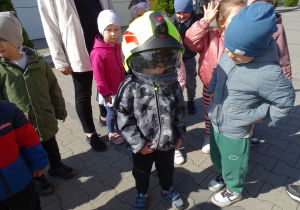 dzieci przymierzają hełm