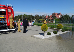 strażacy leją wodą