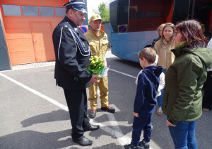dzieci dziękują strażakom
