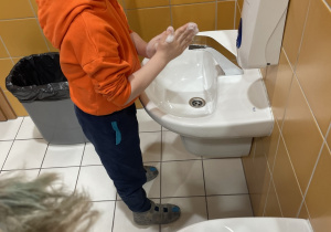Chłopcy myją ręce według odpowiednich etapów.