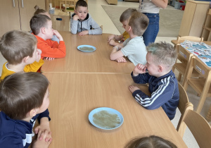 Eksperyment z pieprzem i płynem.