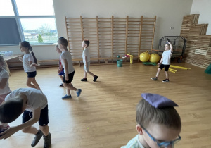 Ćwiczenia z wykorzystaniem woreczków gimnastycznych.