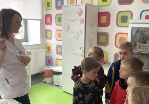 Pani pielęgniarka opowiada o swojej pracy.