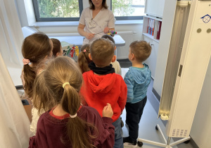 Pani pielęgniarka tłumaczy jak działa badanie EKG.