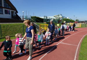 dzieci wchodzą na stadion