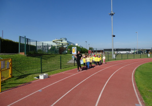 dzieci wchodzą na stadion