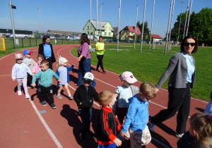 dzieci wchodzą na stadion