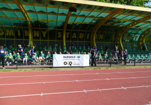 dzieci siedzą na trybunach