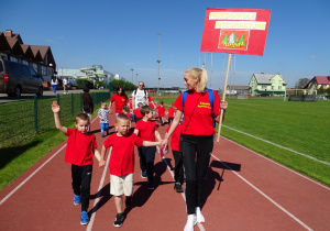 dzieci wchodzą na stadion