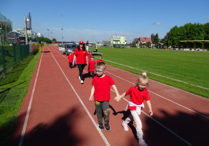 dzieci wchodzą na stadion