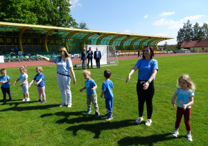 dzieci podczas rozgrzewki na stadionie