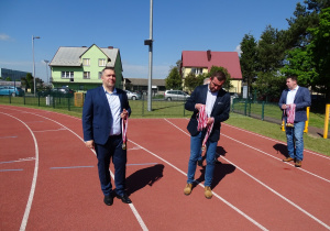 zaproszeni goście rozdają medale
