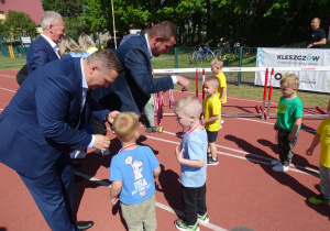dzieci dostają medale