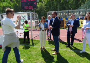 wójt wręcza podziękowanie pani dyrektor z przedszkola w Łiuszczanowicach