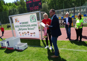 wójt wręcza podziękowanie