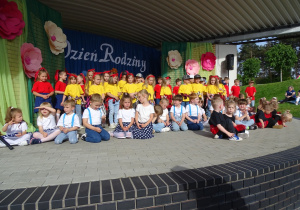 Grupa Nutki, Jezyki, Słoneczka i Sówki w piosence "Hide and seek"