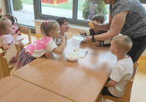 Dzieci próbują soku z cytryny