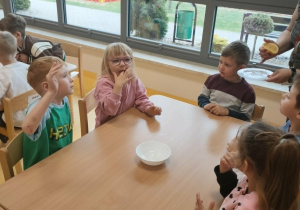 Dzieci próbują soku z cytryny