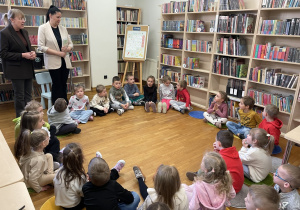 Dzieci słuchają powitania Pań z biblioteki.