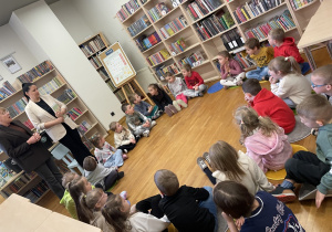 Dzieci podczas wizyty w bibliotece.