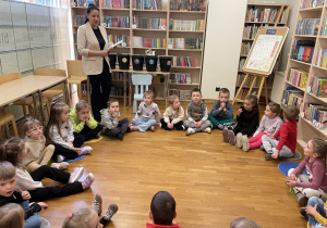 Dzieci podczas wizyty w bibliotece.