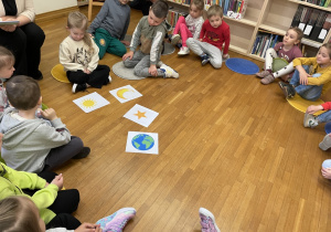 Dzieci wskazują odpowiednie obrazki do zagadek.
