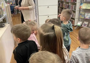 Dzieci w czasie lekcji bibliotecznej.