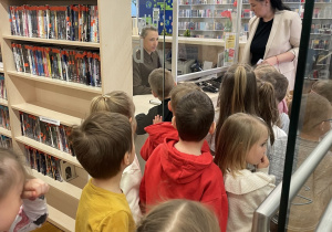 Dzieci w czasie lekcji bibliotecznej.