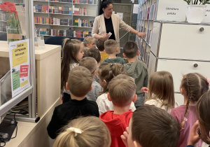 Pani oprowadza dzieci po bibliotece.