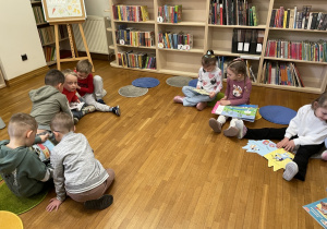 Dzieci oglądają wybrane przez siebie książki.