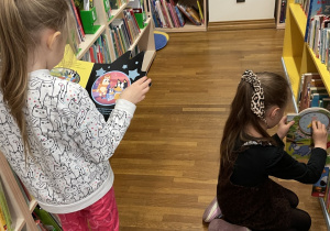 Dzieci oglądają wybrane przez siebie książki.