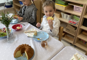 Dzieci jedzą śniadanie wielkanocne.