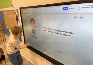 Dzieci rozwiązują quiz o ekologii.