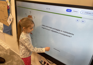 Dzieci rozwiązują quiz o ekologii.