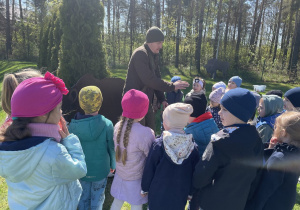 Dzieci podczas zajęć edukacyjnych "Leśna przygoda".