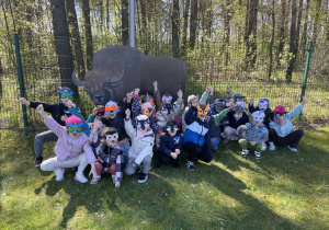 Wspólne zdjęcie - dzieci w maskach zwierząt.