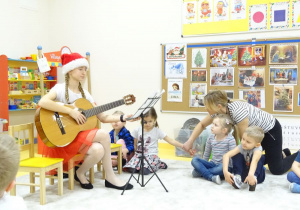 05 Uczennica grająca na gitarze świąteczną piosenkę.