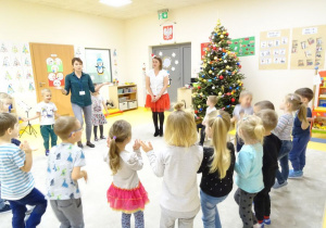 07 Przedszkolaki śpiewają świąteczną piosenkę w języku angielskim.