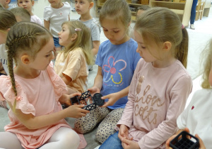 06 Dzieci oglądają wytwory pracy Pana Tomasza pochodzące z drukarki 3D