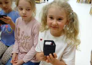 07 Dzieci oglądają wytwory pracy Pana Tomasza pochodzące z drukarki 3D