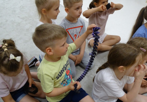 08 Dzieci oglądają wytwory pracy Pana Tomasza pochodzące z drukarki 3D