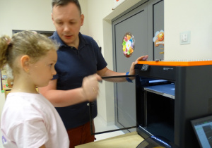 17 Dzieci obserwują pracę dukarki i powstawania wytworu