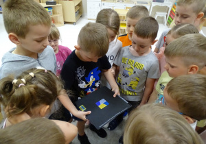 35 Dzieci patrzą, co wydrukowała drukarka 3D