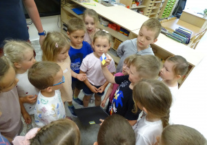 36 Dzieci patrzą, co wydrukowała drukarka 3D