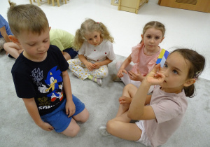 37 Dzieci patrzą, co wydrukowała drukarka 3D