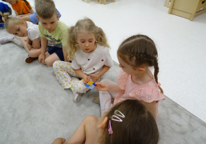 38 Dzieci patrzą, co wydrukowała drukarka 3D